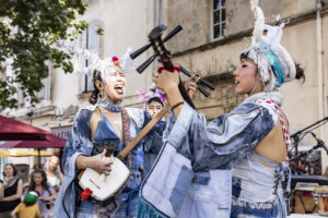 Mitsune, Scène en ville, Voltaire, © Rosalie Parent