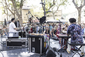 Raúl Monsalve & Los Forajidos, Scène en ville, Place Voltaire, © Florent Gardin